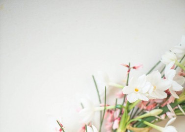 Zauberhafte Frühlingsmagie mit einer hübschen Blumenkranzidee von ONAMORA Hochzeitsfotografie