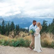 Himmlisch blauer Hochzeitstraum in den Bergen