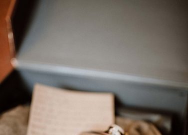 Hochzeitswahn - Eine Metallflasche mit der Gravur „Groomsman“ und dem Namen „Rainer“ sowie dem Datum „10.08.2017“, in einer eleganten Box mit weichem Futter und einer teilweise sichtbaren Notiz.