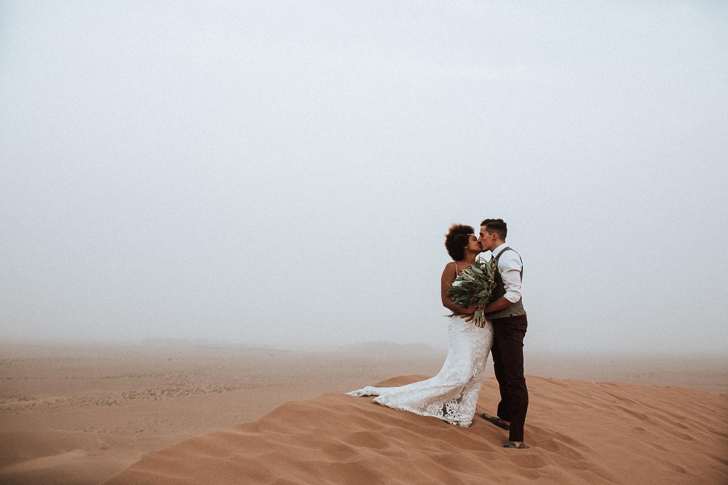 Jea & Justin: Romantisches Elopement in Sahara von Marokko