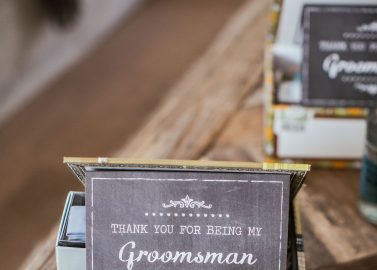 Hochzeitswahn - Eine Geschenkbox für den Trauzeugen, die eine Zigarre und eine Karte mit den Worten „Danke, dass Sie mein Trauzeuge sind“ enthält, elegant präsentiert auf einer Holzoberfläche.
