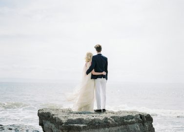 Natürliche Hochzeitsromantik an der Küste