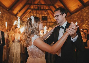 Hochzeitswahn - Eine Braut und ein Bräutigam tanzen mit Wunderkerzen in einer Scheune.