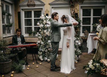 Hochzeitswahn - Ein Mann im Anzug und eine Frau im weißen Kleid.