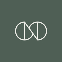 Hochzeitswahn - Ein minimalistisches weißes geometrisches Logo auf grünem Hintergrund für Nelyce Weddings, mit zwei überlappenden Kreisen, die durch vertikale Linien halbiert werden – ein abstraktes Design, das moderne Hochzeitsplanung und -dienstleistungen widerspiegelt. Zuckerbergschloss-Kappelrodeck-Hochzeit