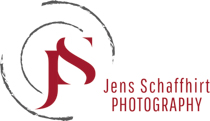 Hochzeitswahn - Logo für Jens Schaffhirt Photography mit den stilisierten kastanienbraunen Initialen „JS“ mit grauen kreisförmigen Pinselstrich-Akzenten und „Jens Schaffhirt PHOTOGRAPHY“ in Kastanienbraun und Grau auf der rechten Seite, was eine mutige Markenidentität im Bereich Fotografie widerspiegelt. Zuckerbergschloss-Kappelrodeck-Hochzeit